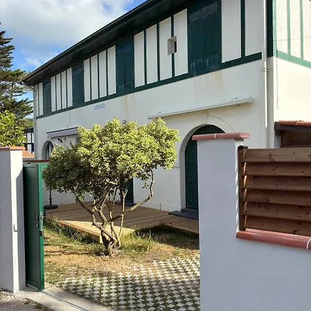 Renovated Duplex With Garden - And Port Within Walking Distance *