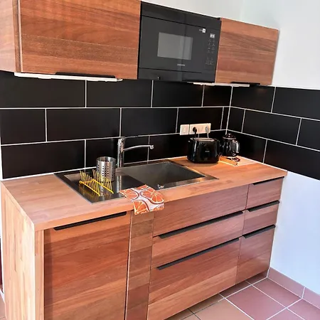 شقة Renovated Duplex With Garden - And Port Within Walking Distance *