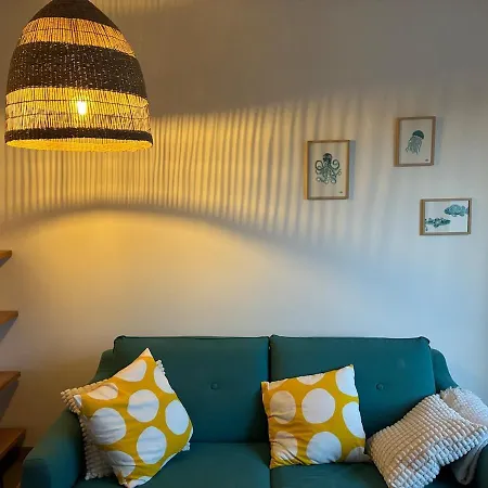 شقة Renovated Duplex With Garden - And Port Within Walking Distance *